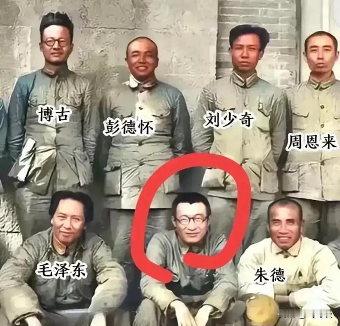这照片里的人可不得了，都是开国功臣，不是演戏的明星哦。大家看看毛主席旁边的那个小