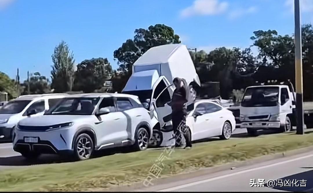 不愧为能抗住导弹的比亚迪，近日国外，双车追尾比亚迪Atto3，一点事都没有，比亚