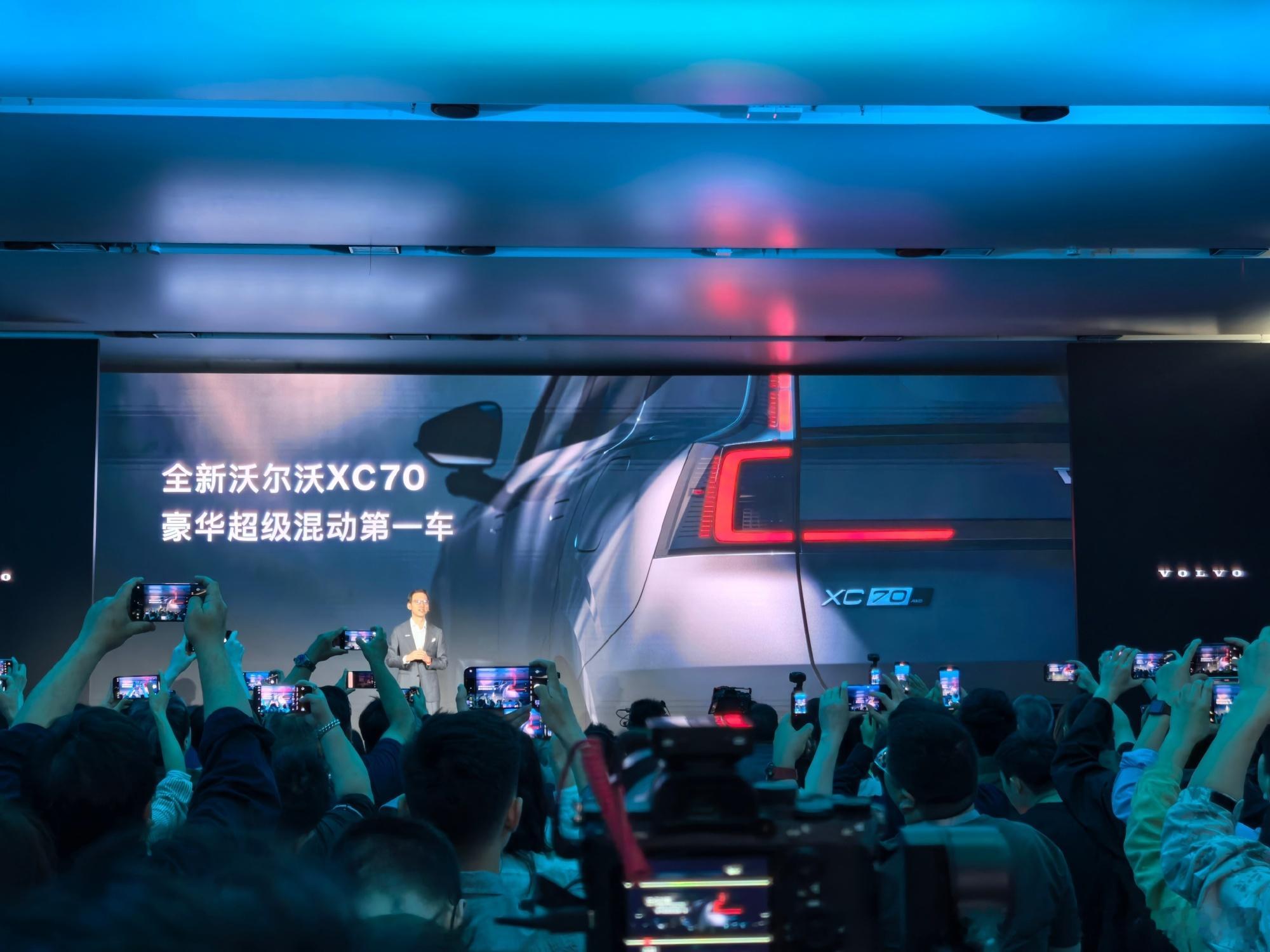 沃尔沃XC70正式官宣，定位插混豪华SUV。基于SMA架构，研发代号采取沃尔沃规