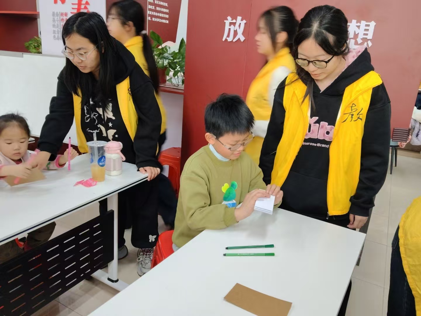 秦岭笑谈 【巧思化旧物，绿意润童心】为了让孩子们在趣味实践中感受环保的魅力，曲阜