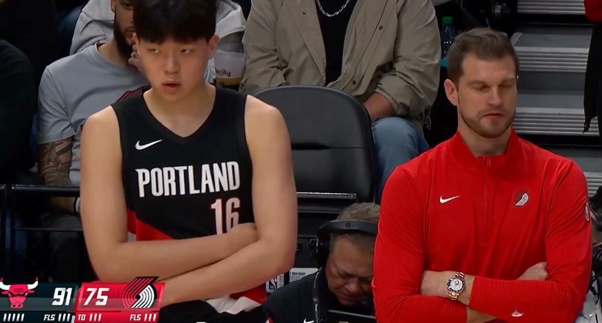 11月20日讯 今日NBA常规赛开拓者vs公牛。 第三节剩3分57秒，杨瀚森继第