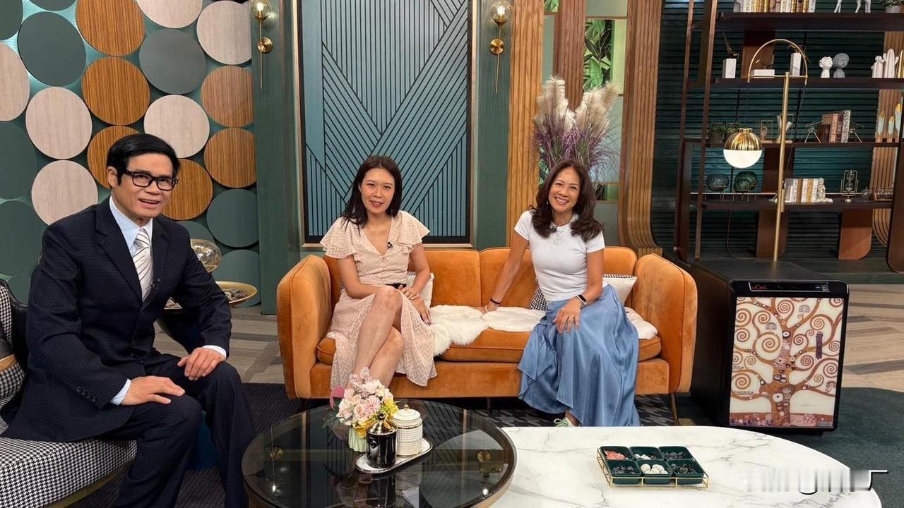 咱就是说47岁的宋芝龄素颜状态也太绝了！皮肤白里透红跟少女似的，怪不得网友都看傻