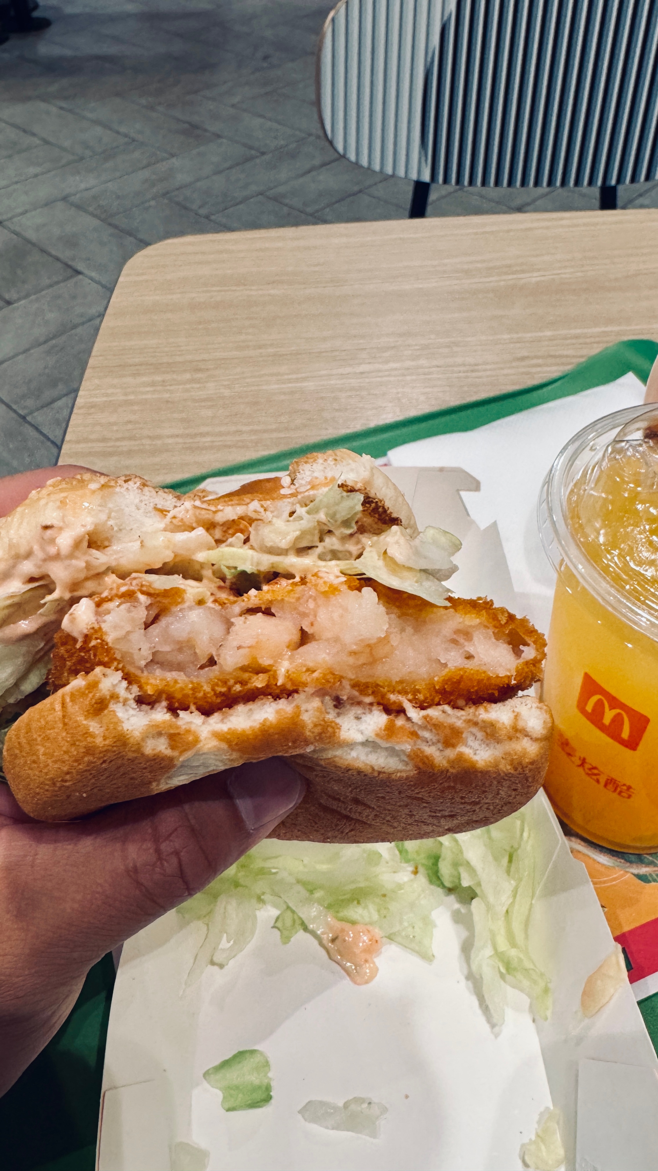 年后首练，轻重量深蹲、硬拉、农夫行走，外加12分钟快走有氧，练后一个厚虾堡，主打