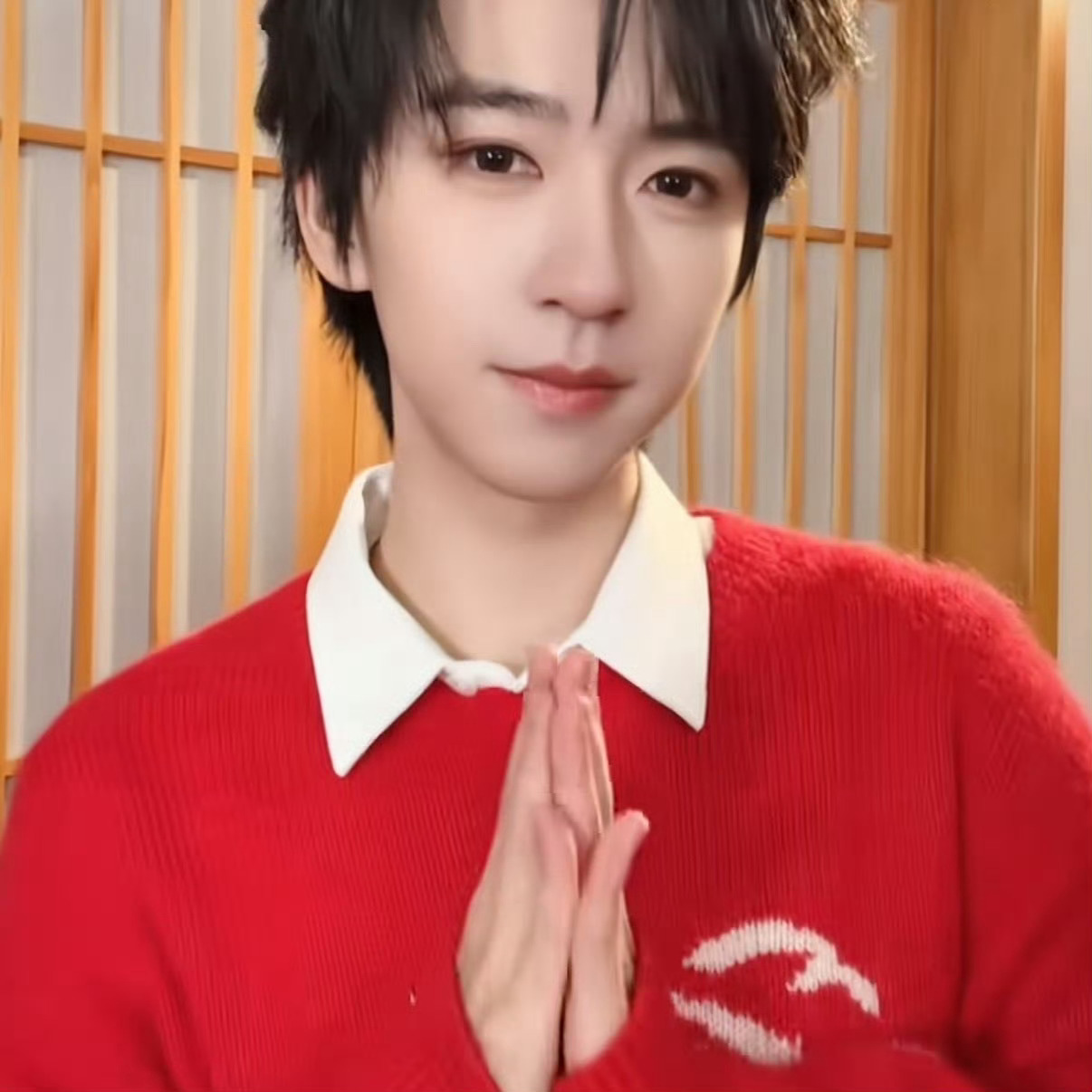 贺峻霖  从小到大小拇指都是翘翘的，我也戳戳章鱼烧好不好👈🏻 