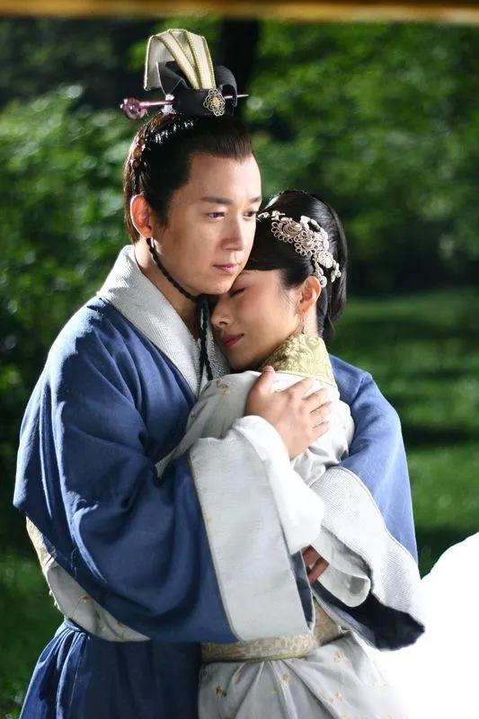 东汉末年，17岁的刘兰芝遭到婆婆焦母刁难，无奈之下回了娘家。焦母以为自己赢了，没