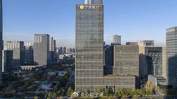 浙江最赚钱上市公司迎新帅 近日，宁波银行完成董事会换届，陆华裕因年龄卸任董事长，