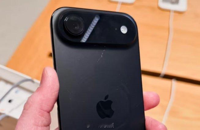 iPhone17系列展示机刮痕原因 问题不是演示机怎么避免划痕，而是手机本身不耐