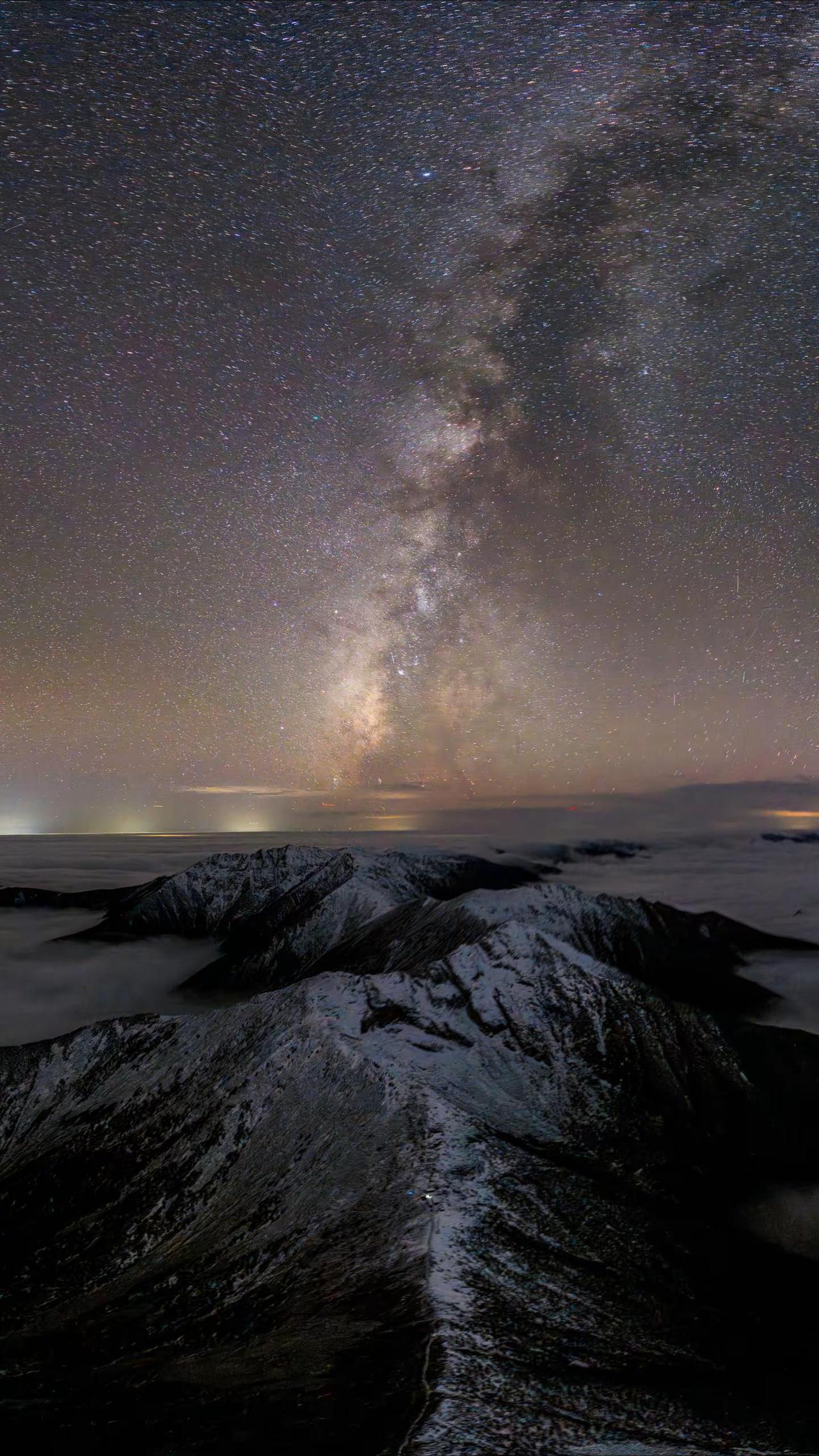 冒着零下十多度的天气，每年多次往返太白山，终于用无人机拍到了秦岭最璀璨的星空，分