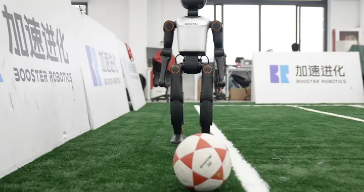 新质先锋｜从足球赛场走向家庭，加速进化机器人“进化”进行时