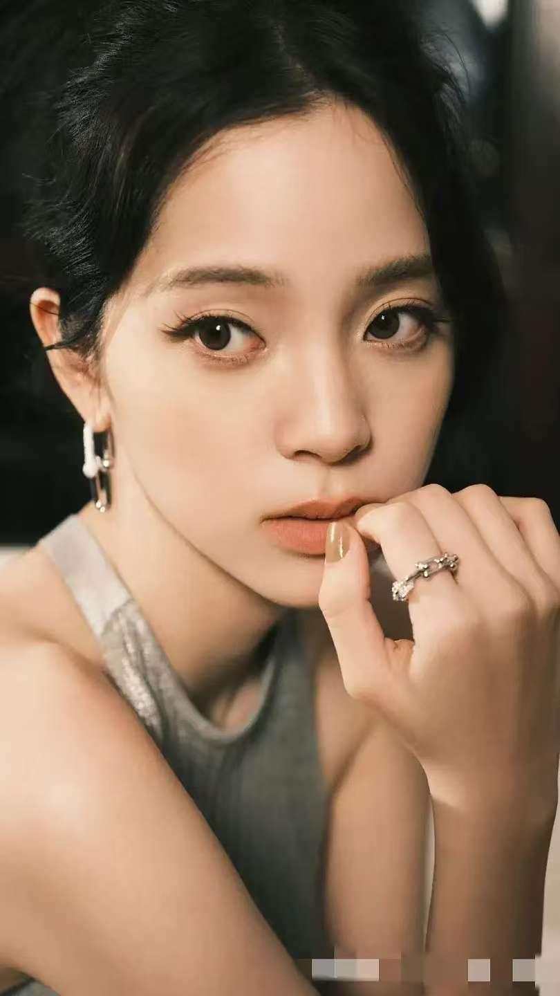 在美女云集的娱乐圈，想要凭借惊艳的外貌赢得关注度，一直都很有难度。
10月11日