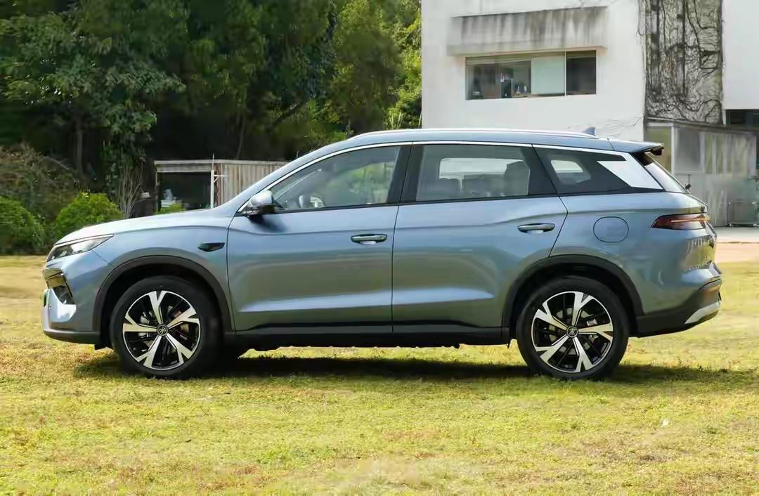 开了六年的国产SUV，车况杠杠的，车主却一门心思想换新能源。不是车不行了，是人心