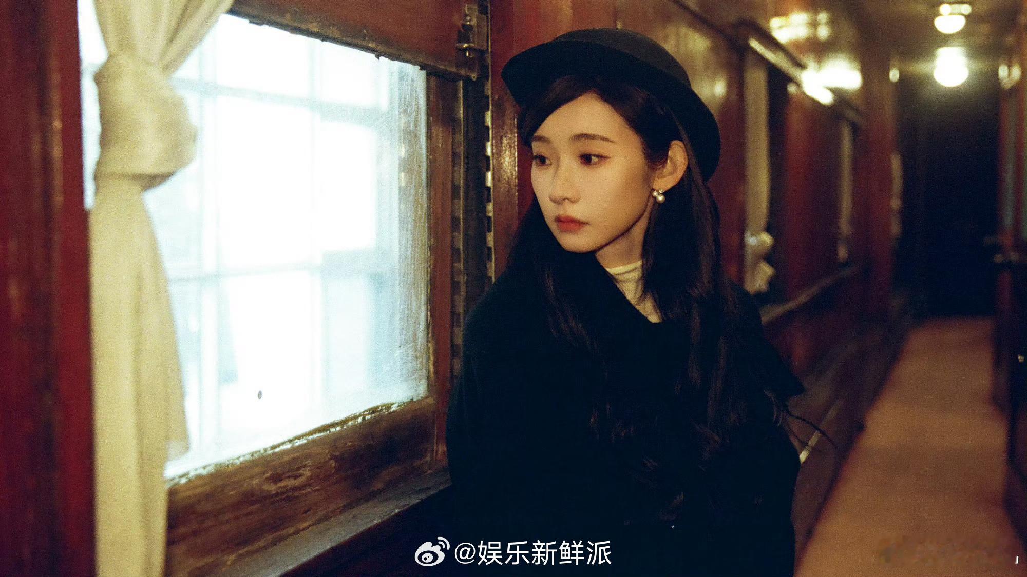 派酱安利 张艺凡0210生日快乐 一身复古黑大衣，一顶贝雷帽，好强烈的“民国大小