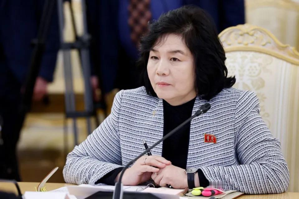 什么叫活教材？伊朗用自己的血和泪，给全世界上了一堂最生动的课：面对美国，摇摆就是