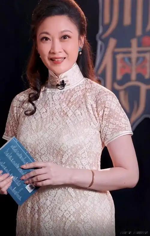 5月4日，久未公开现身的前TVB资深艺人秦蔚文被拍到出席香港某慈善艺术展活动，已