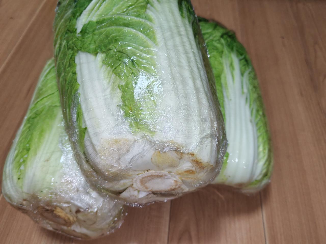 又到一年一度的秋季腌酸菜的季节了！

想起父母亲，每当深秋季节都会买回家里一两千