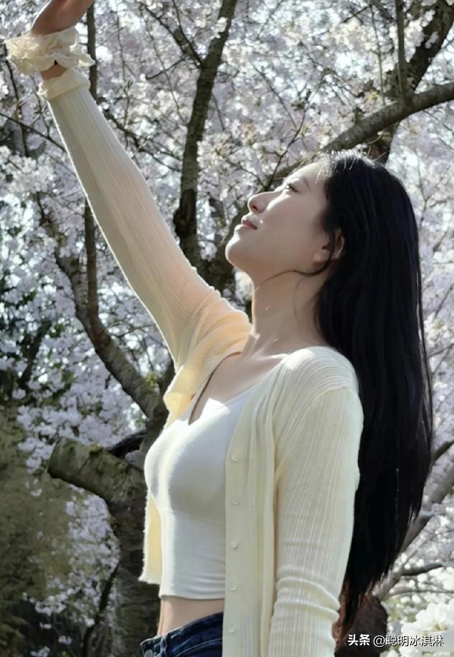 樱花树下，少女轻扬发丝，感受春日暖阳。