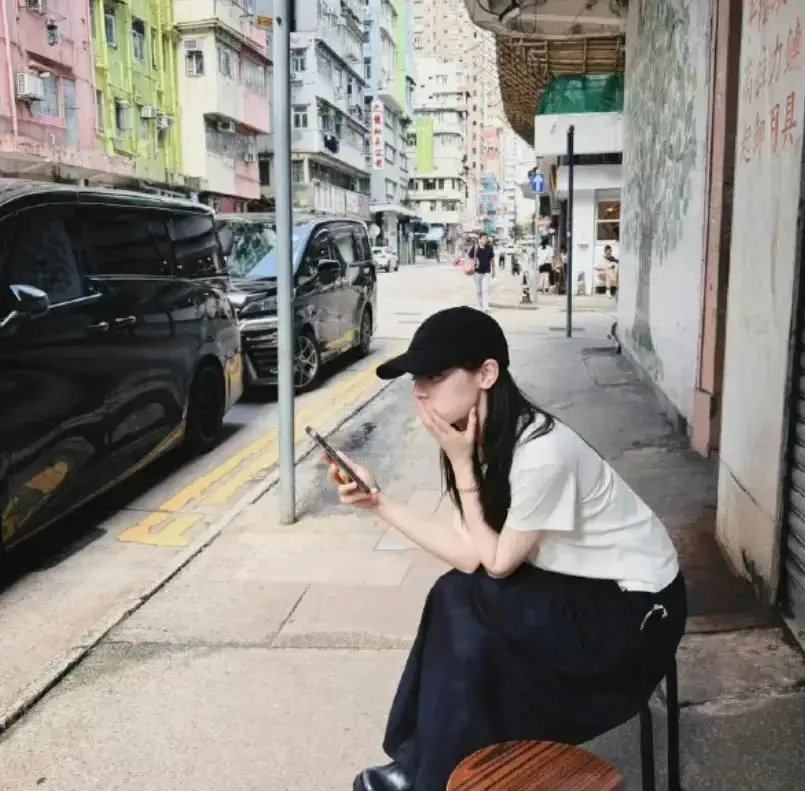 迪丽热巴香港拍照被认出仓皇跑到车上，没人读懂这一幕的温柔 ​​​