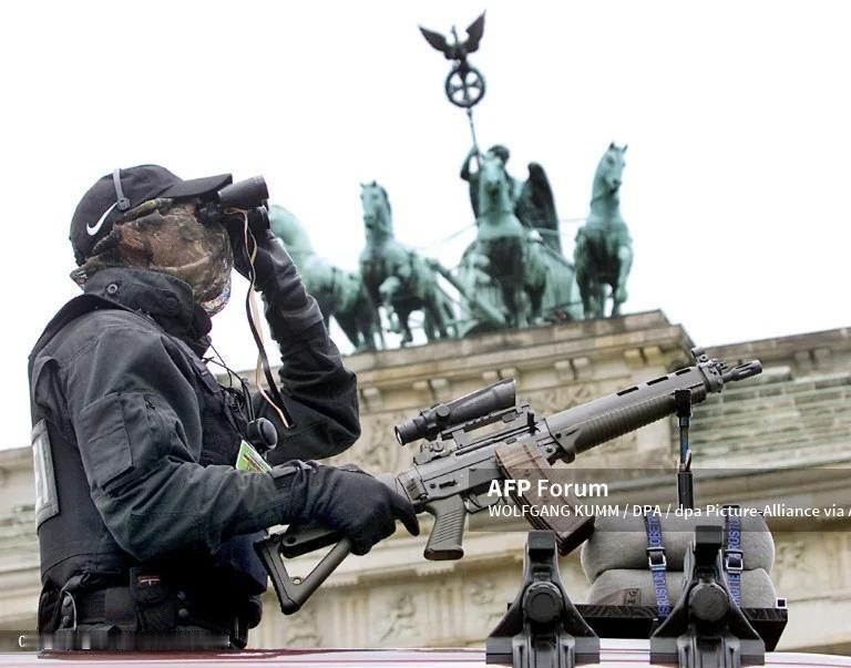 2000 年 6 月，柏林警方 SEK 狙击手手持 SIG SG 553 SOW