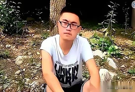 高考前两天，四川绵阳一个叫陈亮的18岁男孩，给老师发了条信息。
“爸走了，考试我