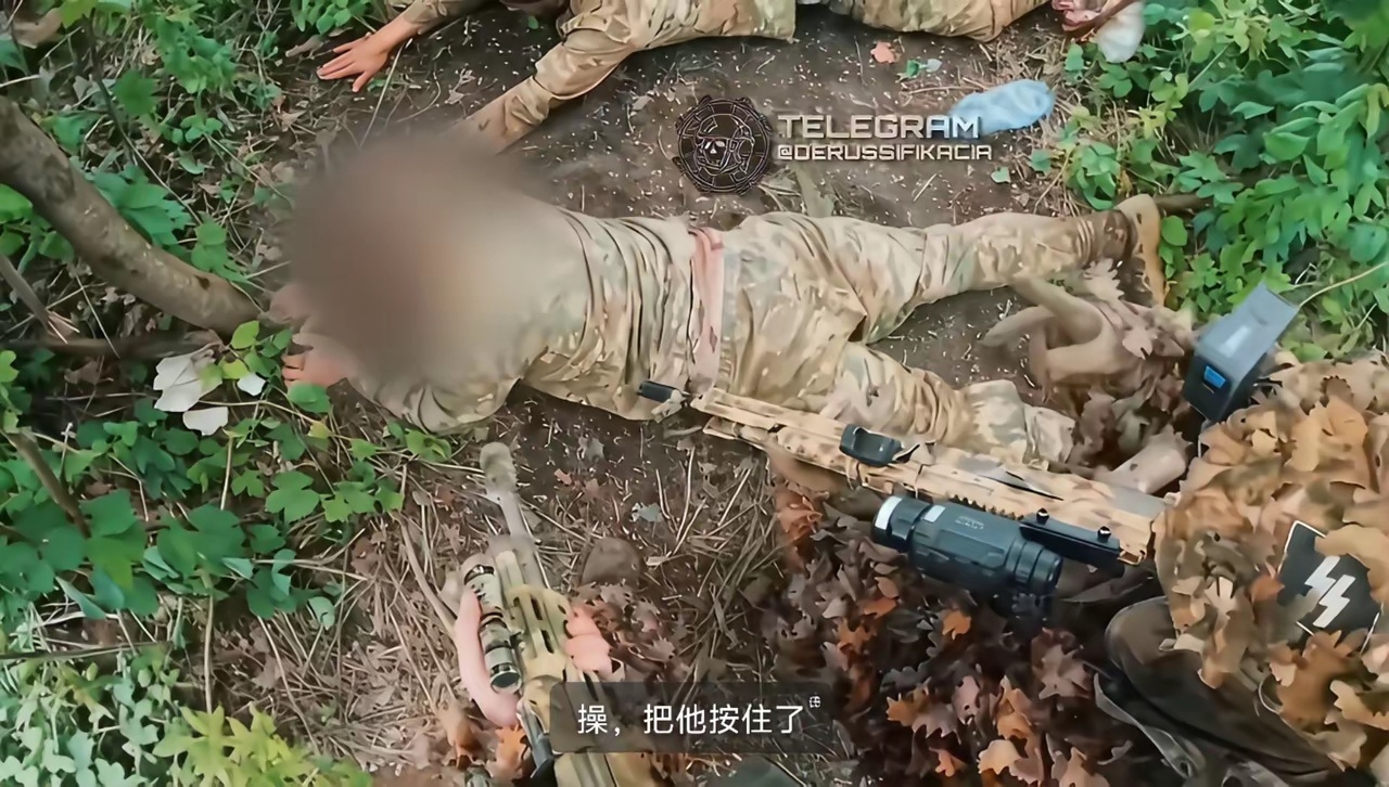乌军士兵日前在战场上枪杀俄军战俘的视频发布到了网上，可以看到露出的乌军士兵头盔上