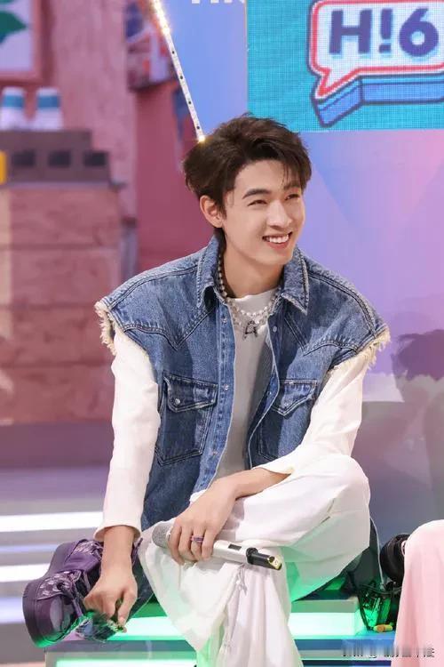 人设泡沫一旦被戳破，你就会发现，不管级别再高的明星，本质都是不入流的“演员”。