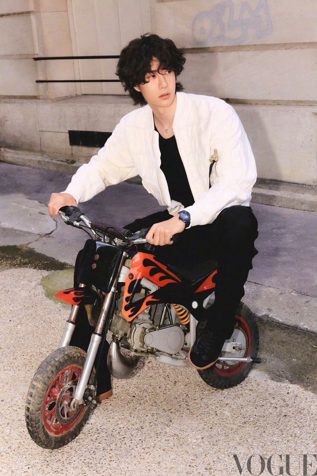 又见运动系CHANEL boy🈶 王一博高定周秀前随拍以拿手🛹🏍️带来一组