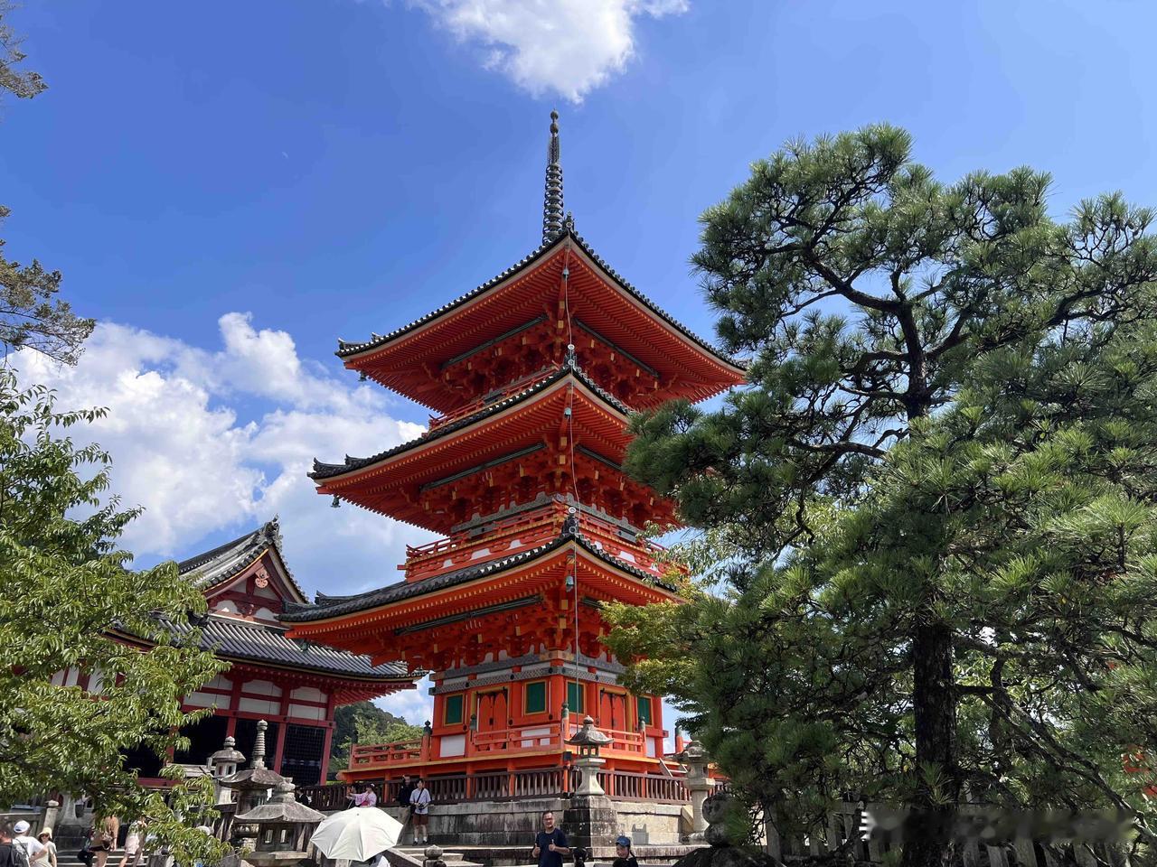 京都是日本的一都一道两府43县之中的两府之一，京都府。地位仅次于东京都、大阪府，