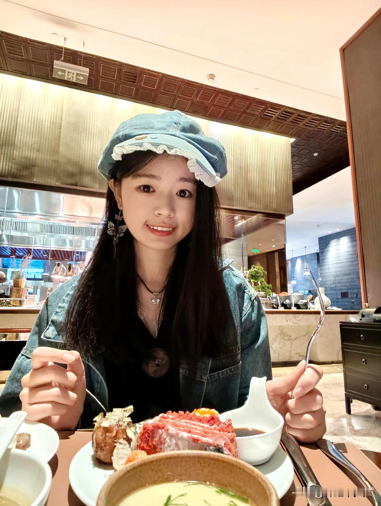 到现场咯，今天的北京天气非常好~现场每个座位上都准备了伴手礼，星纪魅族AI生态发