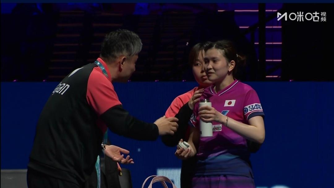 女单1/4决赛，攻防大战！


日本桥本帆乃香削球难不倒赛会2号种子王曼昱！
