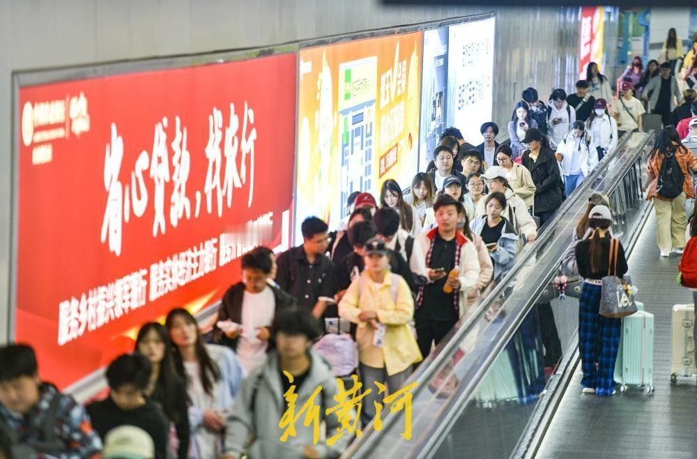 济南最长地铁换乘通道内人潮涌动堪比春运！4月30日， 随着“五一”假期出行高峰提