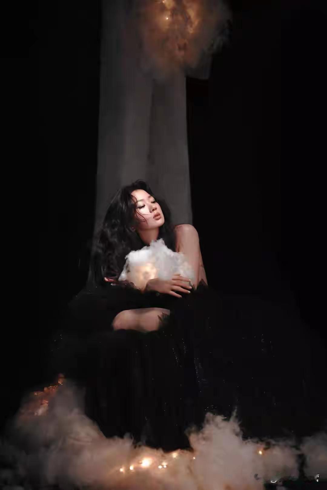 梦幻黑纱下，她与白兔相依，唯美如画上联：竹影清风摇月色；你对下联 上联：雪落北国