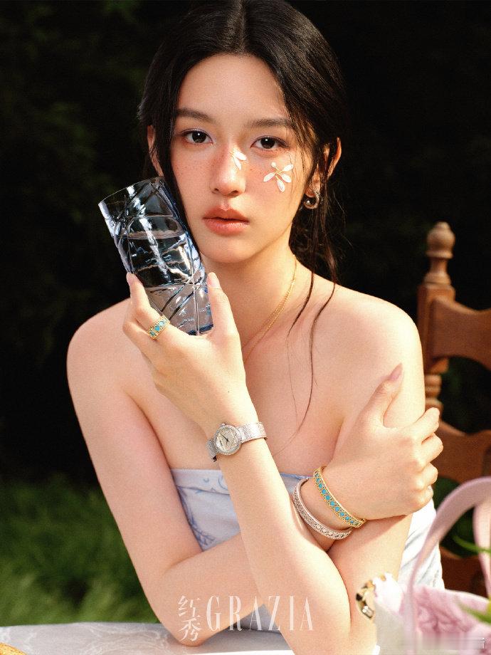 周也红秀六月刊封面周也红秀夏日度假大片 真正的夏日松弛美学不过如此！没有刻意的凹