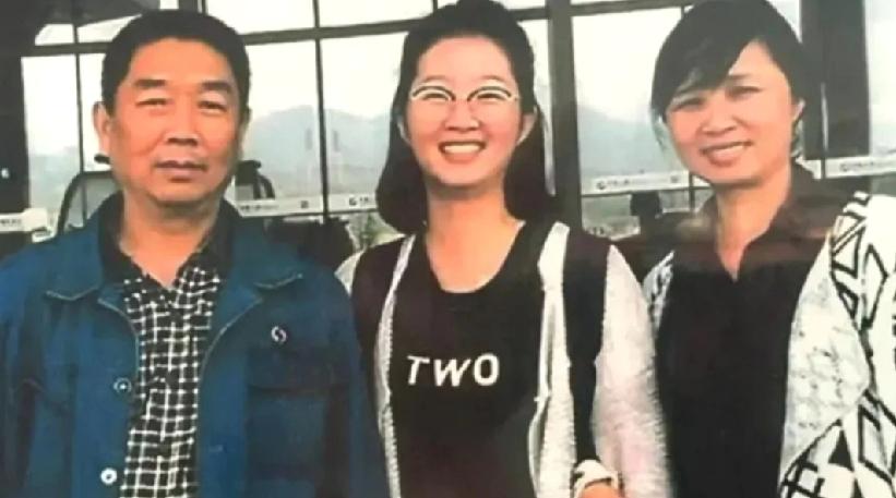 8年前，中国访问学者章莹颖在美国遇害，尽管凶手被判终身监禁，但章家人至今难以释怀