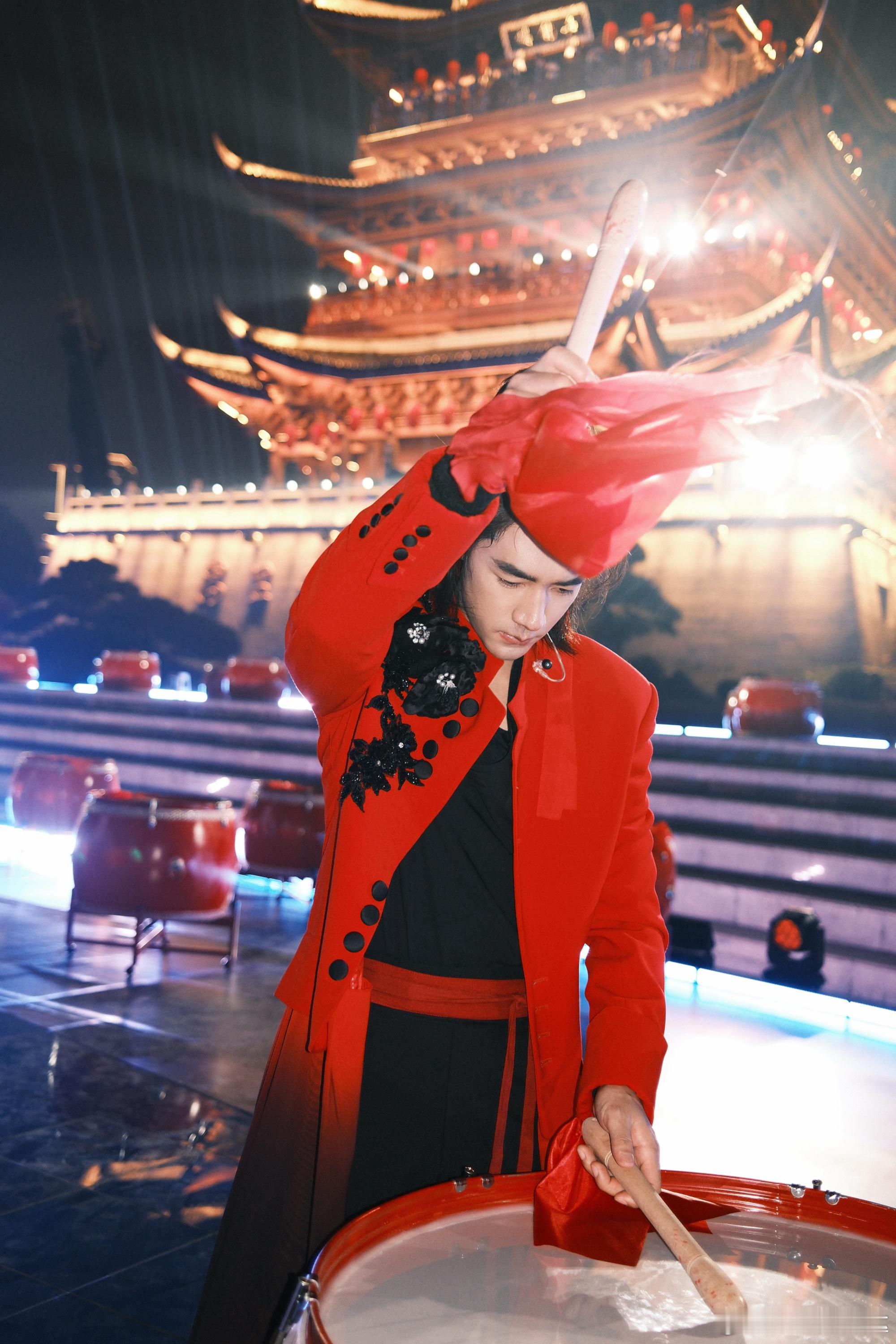 此沙提议给马加上铃铛 此沙饰演的和伊玄圈粉靠细节！特地争取的马铃、坚持留的胡子，