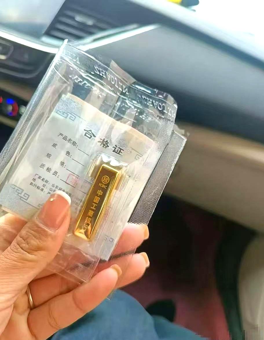 拿着1090一克的高价黄金站岗大半年，硬生生看着金价一脚油门砸到878，这算不算