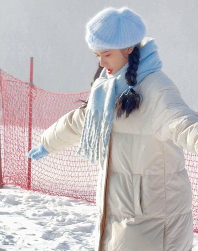 张婧仪冬日梅子妆太美了！✨这简直是雪地里的蓝色小精灵啊，那个表情，哎呀，太可爱了