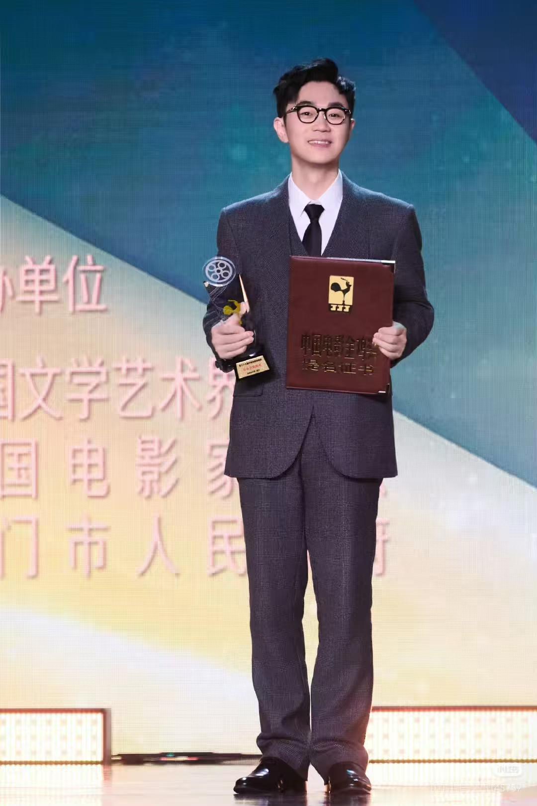 金鸡奖意难平的人出现了！

不是咏梅，而是大鹏！

主演《年会不能听》口碑票房双