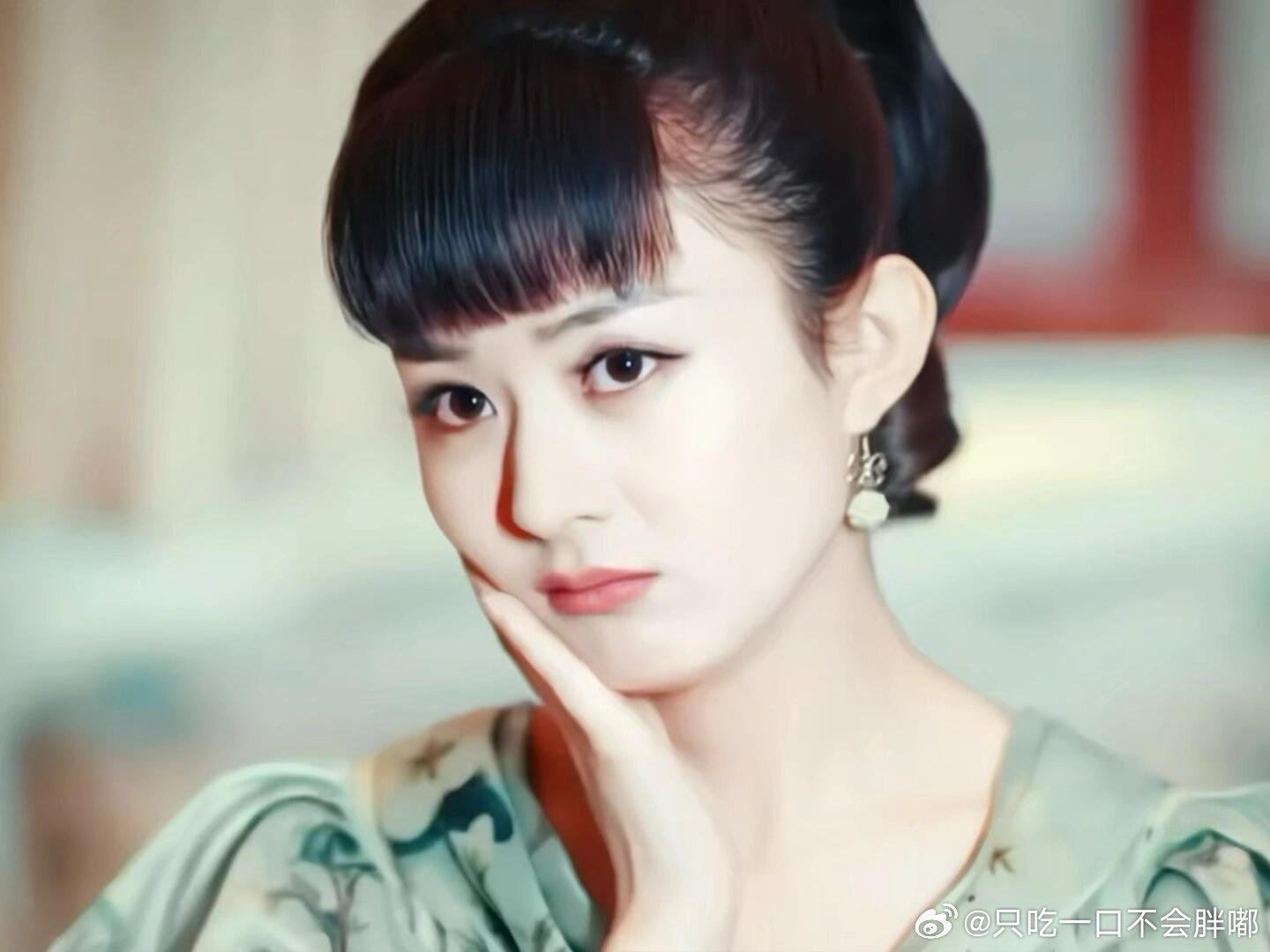 尹新月换人像佛爷出轨 赵丽颖演的尹新月灵动又鲜活，换人后那股子鲜活劲儿没了，看着