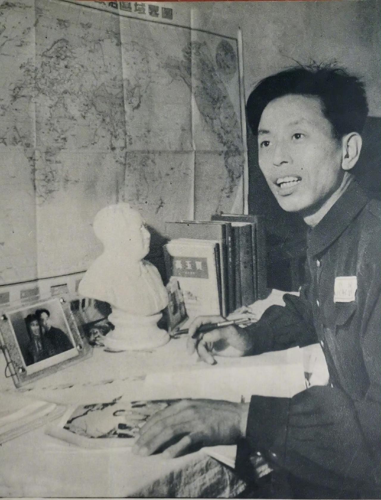 作家高玉宝年轻时，一张罕见的留影，这张由《人民画报》记者丁一拍摄的黑白照片，拍摄
