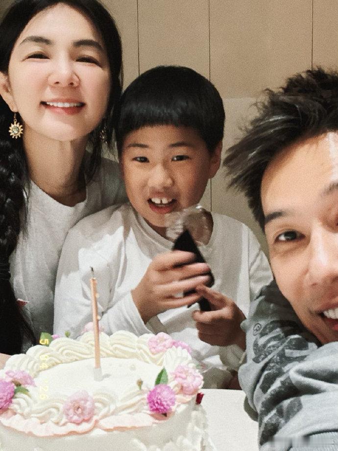 陈嘉桦庆祝结婚14周年ella庆祝结婚14周年 ella晒一家三口合照，庆祝结婚