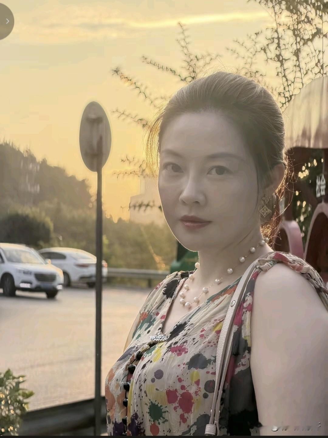 我发现人到中年有时候真的无需刻意打扮，岁月留下的痕迹本身就是一种魅力。