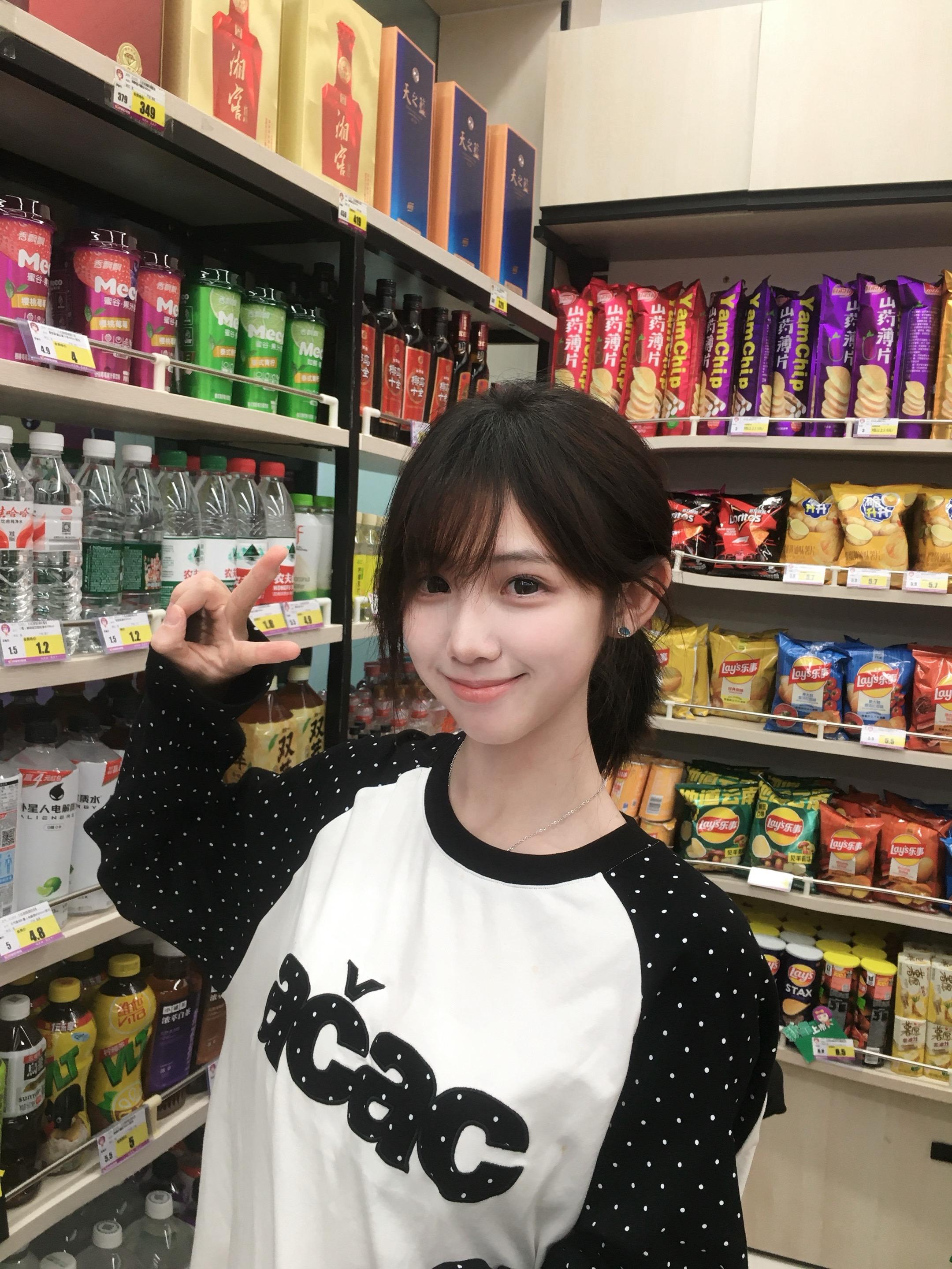 我们一起去小卖部吧