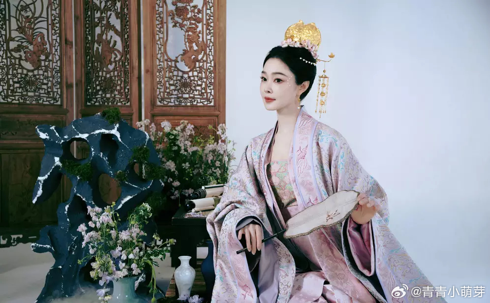 青青娱乐宋轶身穿粉色古装华服，化珍珠妆尽显明媚娇俏，手扶步摇仿若画中仙。 