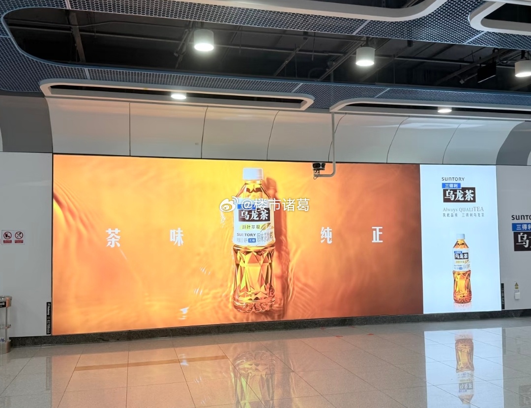 深圳地铁广告换了之后，看起来清爽多了。 