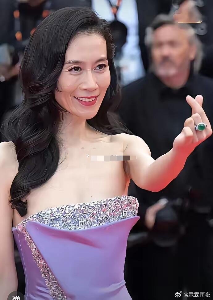 真害怕下一秒她的衣服就滑下来了。温峥嵘第一次走戛纳红毯，可能是太激动了，也可能是