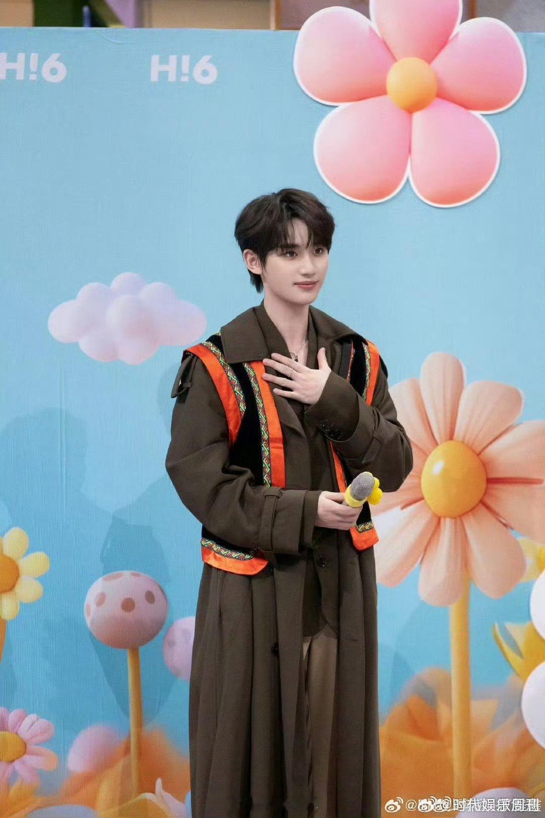 丁程鑫cha了李羲承进行曲你好星期六《你好星期六》舞台上的丁程鑫，用舞蹈讲述李羲