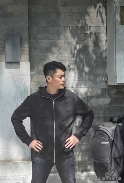 霍建华现身北京街头，老干部霍建华精神状态太好了，四十多岁的年纪，头发乌黑浓密，棱