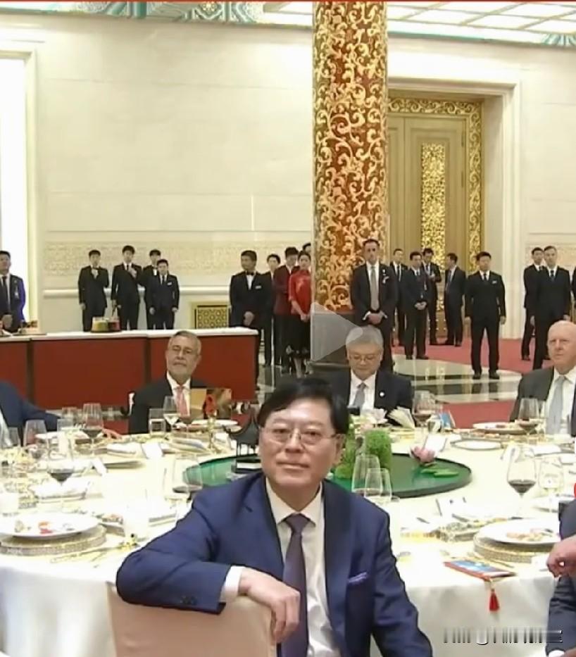 接待特朗普的欢迎晚宴，
没有公开中国企业家名单，
但在新闻视频中看到了一个熟面孔