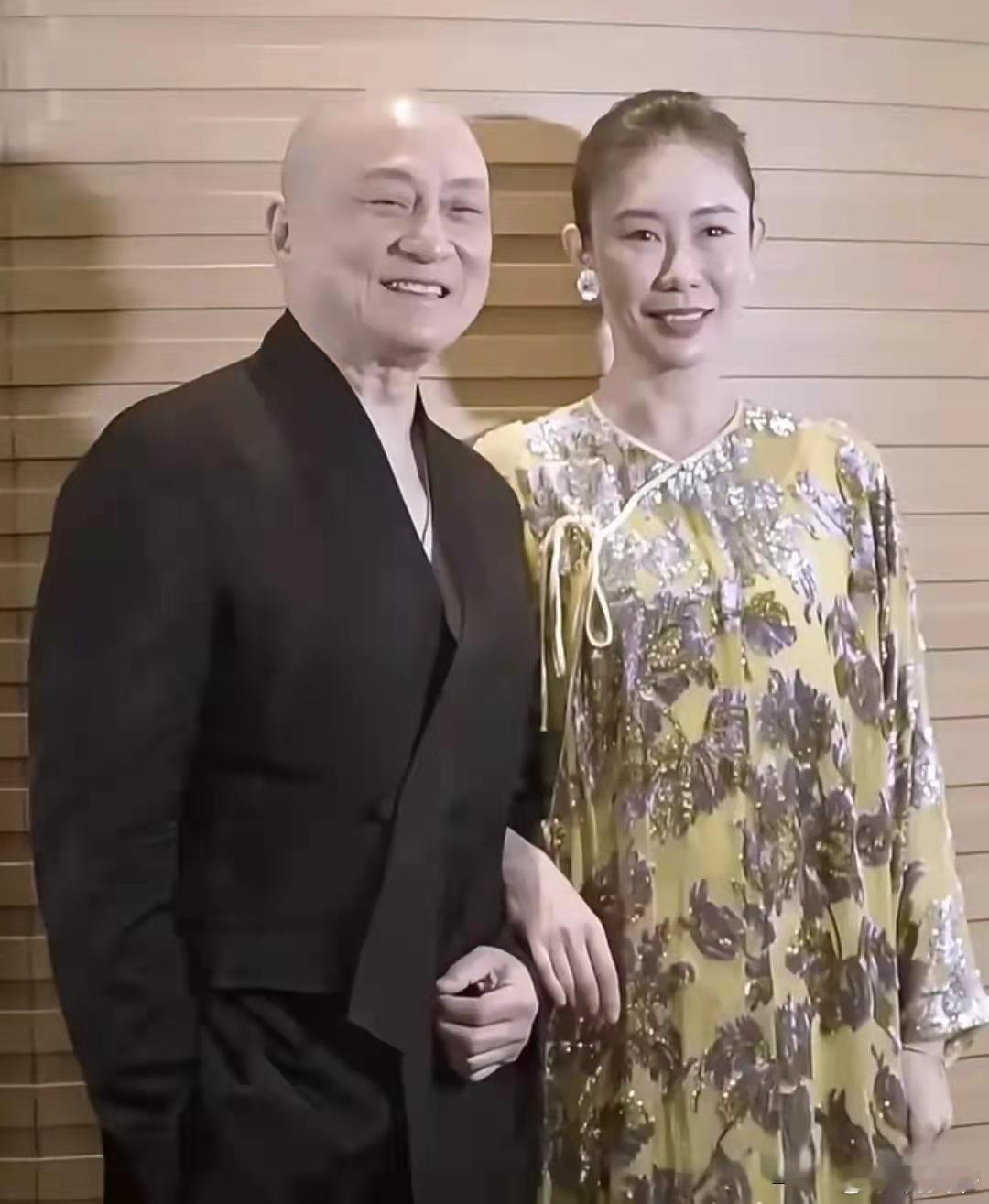 66岁汤镇业和42岁妻子亮相活动，看不出24岁的年龄差，很般配！ ​​​