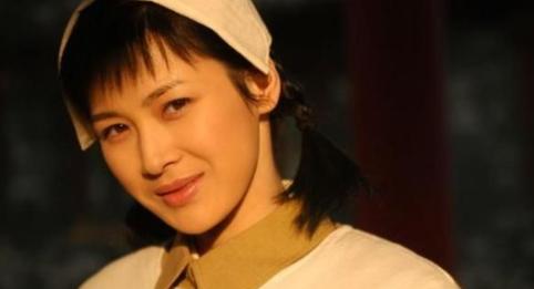 2011年身家50亿的温州首富周旭辉，瞒着原配，看上了“李云龙”饰演者的老婆童蕾